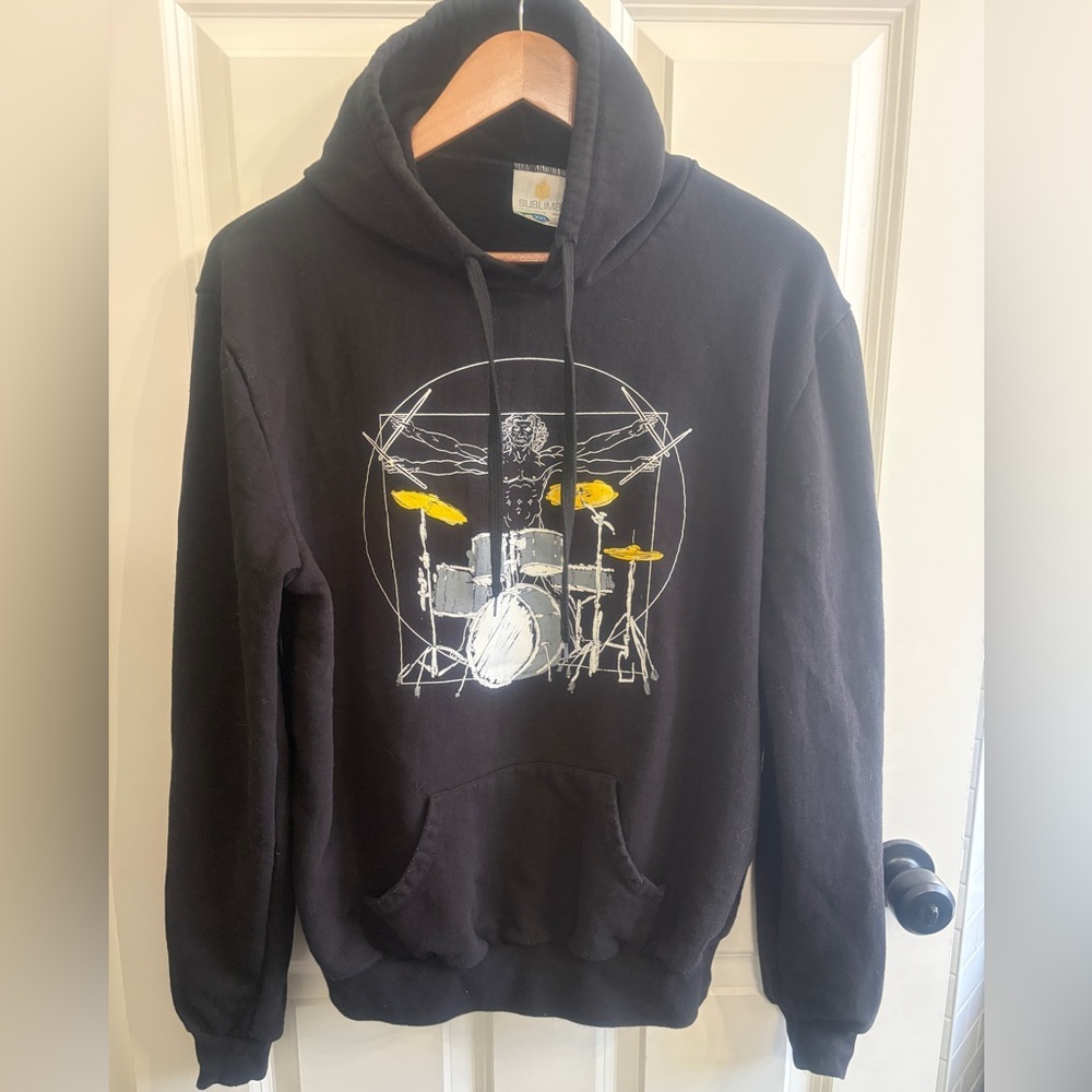 Da Vinci’s Vitruvius Man as rockstar drummer. Fits as size M/L. Made in Italy
